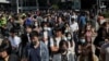 香港商业区职员利用午餐时间走上街头快闪抗议促政府回应五大诉求。（2019年11月27日）