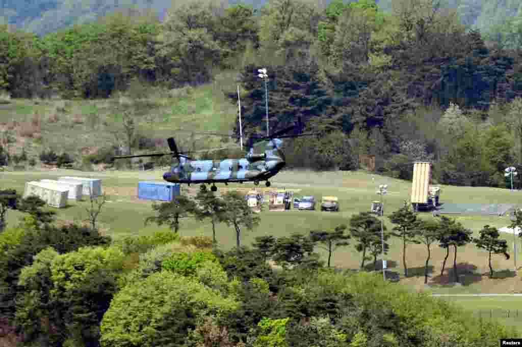 2017年4月26日,韩国星州郡的一部萨德系统拦截导弹发射器(右)。 9月6日,韩国国防部表示, 为了应对朝鲜核导挑衅导致的严峻局势,有待部署的4辆“萨德”发射车及有关设备将在星期四临时部署在庆尚北道星州的驻韩美军萨德基地。中国外交部发言人耿爽说,中国“强烈敦促美国和韩国立即停止有关部署进程,撤除相关设备”。 美国2017年开始在韩国部署萨德,以抵御朝鲜可能在朝鲜半岛上发动的攻击。美国在关岛也安装了一套萨德反导系统。