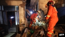Spasioci tragaju za preživelima u kući nakon što je zemlotres pogodio selo Kangdiao u kineskoj severozapadnoj pokrajini Gansu, 19. decembra 2023.