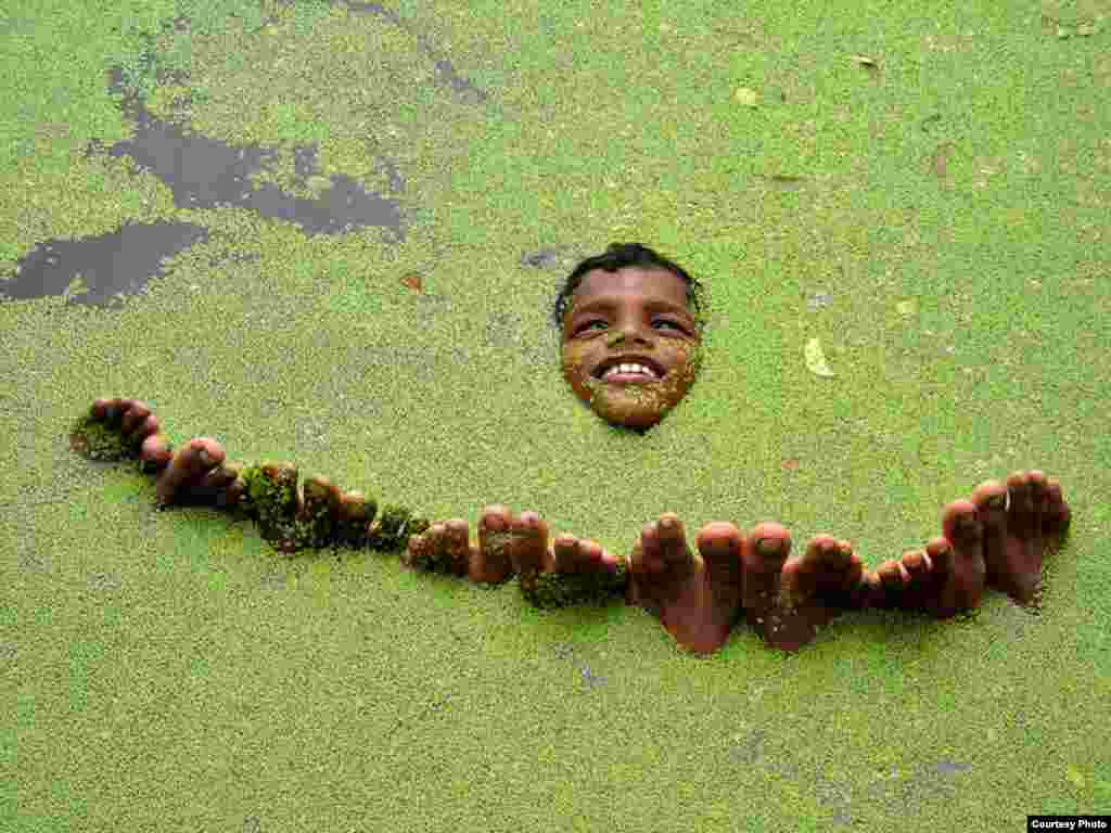 Nimai Chandra Ghosh dari India meraih peringkat keempat dengan fotonya "50 Toes".