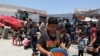 Sejumlah warga Palestina membawa makanan yang dimasak oleh dapur relawan di Khan Younis di tengah kurangnya bantuan masuk ke Jalur Gaza, pada 19 Juni 2024. (Foto: Reuters/Hatem Khaled)