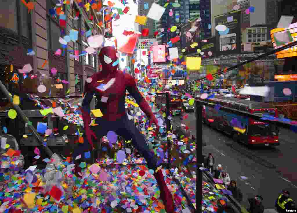 Seorang pria memakai kostum 'Spiderman' saat gladi resik 'confetti' untuk acara perayaan tahun baru 2014 di Times Square, New York.