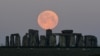 Researchers Study Inside of One of Stonehenge's Stones 