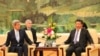 2015年5月17日美国国务卿克里与中国国家主席习近平在北京人民大会堂会谈。（美国之音莉雅拍摄）