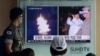 2016年8月25日，一个韩国士兵在韩国首尔火车站看到电视中放映的金正恩和周四朝鲜弹道导弹发射的画面。