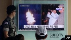 2016年8月25日，一个韩国士兵在韩国首尔火车站看到电视中放映的金正恩和周四朝鲜弹道导弹发射的画面。