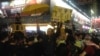 大批市民连续第二晚在旺角与警方“巷战” （美国之音海彦拍摄 ）