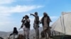 资料照片：阿富汗民兵在前线观察塔利班部队的动向（2021年7月15日）