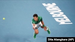 Novak Đoković u finalnom duelu protiv Dominika Tima na Australian Openu 2020. (Foto: AP/Dita Alangkara)