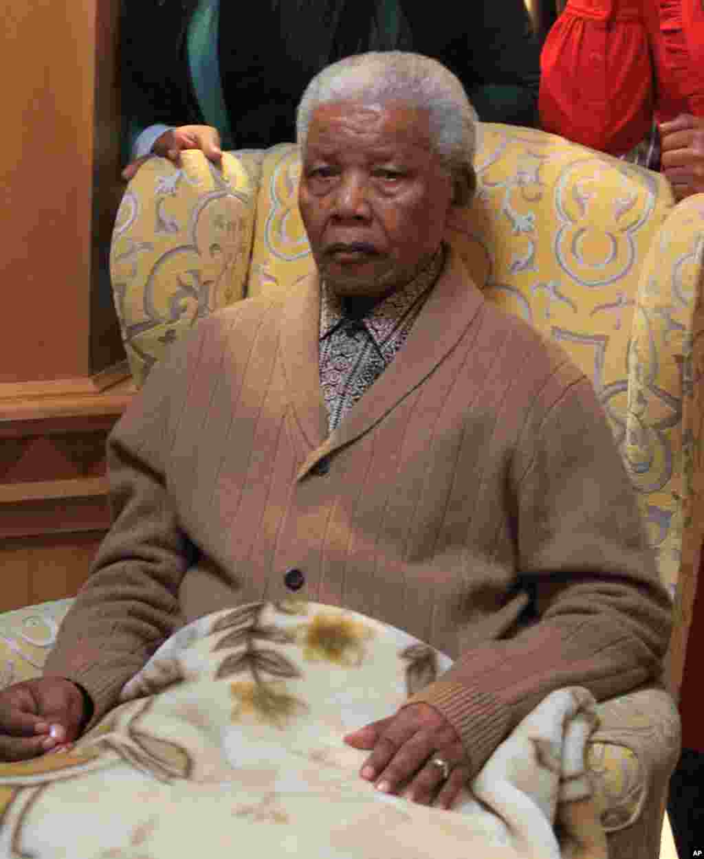 Mandela berpose sesaat setelah menerima obor dalam perayaan Seabad KOngres Nasional Afrika di rumah kediamannya di desa Qunu, Afrika Selatan, 30 Mei 2012.