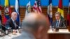 ARCHIVO - El secretario de Estado, Antony Blinken (derecha), escucha mientras el secretario de Seguridad Nacional, Alejandro Mayorkas (izquierda), habla durante una reunión sobre la Declaración de Los Ángeles el 23 de junio de 2023, en Washington. [AP/Jacquelyn Martin]