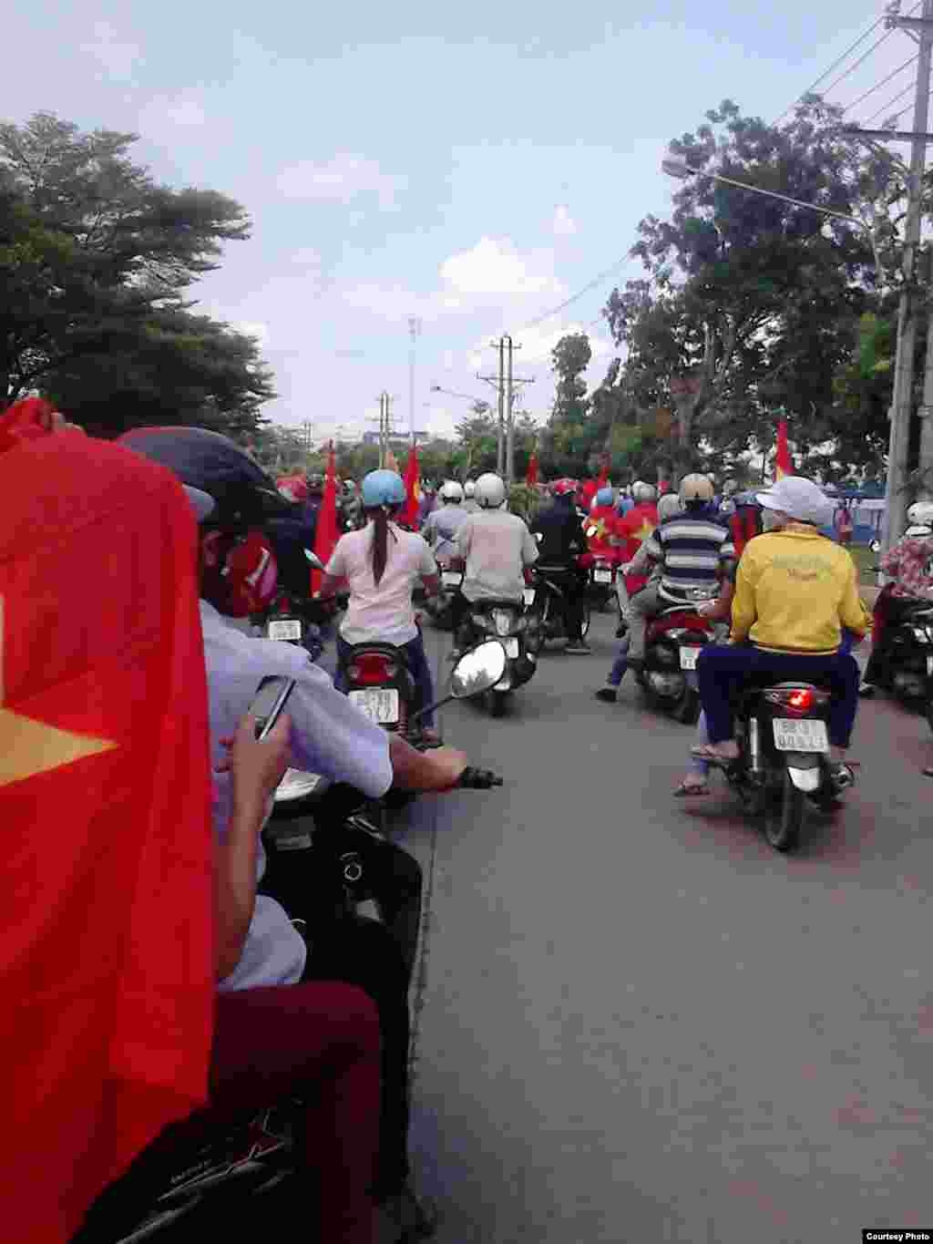 Para demonstran berkumpul di Taman Industrial Amata, kota Bien Hoa, provinsi Dong Nai, Vietnam.