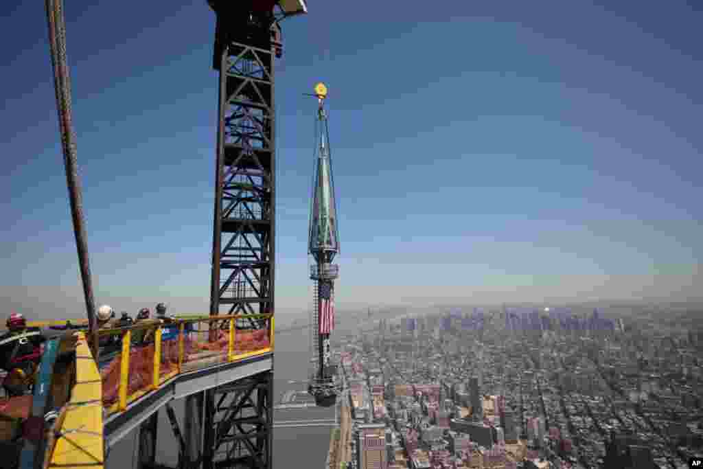 Pemasangan salah satu bagian puncak menara One World Trade Center (2/5). (AP/Otoritas pelabuhan New York dan New Jersey)