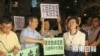 香港政務司長林鄭星期二晚落區宣傳有市民示威（蘋果日報圖片）