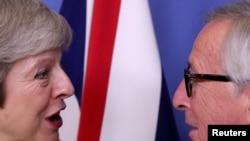 La Première ministre britannique Theresa May, avec le président de la Commission européenne, Jean-Claude Juncker, le 11 décembre 2018.