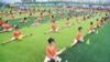 2016年7月16日，在辽宁省大连市的一个足球活动开幕仪式上，学生们进行足球表演。