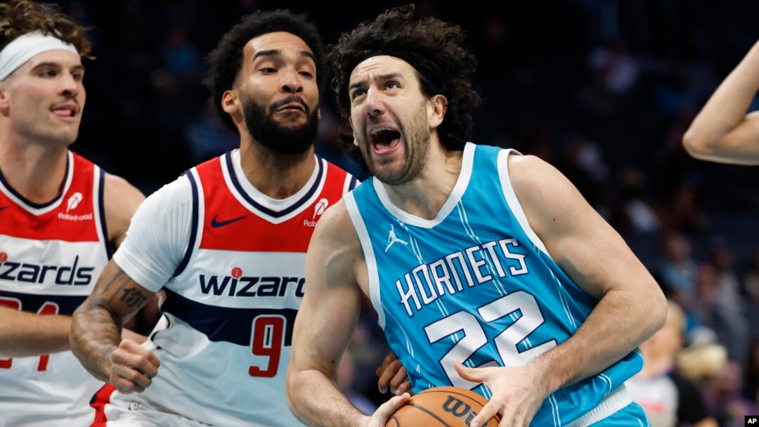 Vasilije Micić u duelu sa Džastinom Čempejnom iz Vašington Vizardsa. (Foto: AP/Nell Redmond)