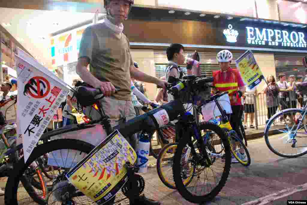 有單車隊參加71遊行,呼籲增加單車徑,發展綠色交通