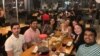 Hillary Sánchez, de 22 años (la cuarta, de izquierda a derecha), suele buscar en redes sociales ofertas para poder salir a comer y compartir con sus amigos a pesar de la crisis económica de su país. [Foto: Cortesía Hillary Sánchez]
