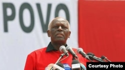 José Eduardo dos Santos num comício da campanha em Benguela (TPA)