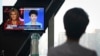 中国官方的英文电视频道中国环球电视网（CGTN）主播刘欣2019年5月30日在北京的中央电视台总部观看电视屏幕上播放的她接受美国福克斯商业频道主持人翠西·里根访谈的画面。