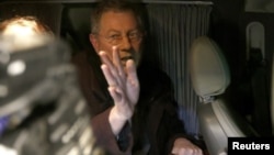 El enviado especial de ONU Robert Serry en el momento en que abandonaba Crimea en un automóvil.