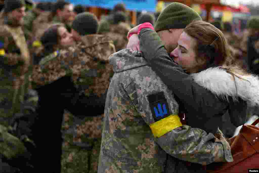 Olga akimkumbatia rafiki yake Vlodomyr kabla ya kwenda vitani Ukraine, kufuatia uvamizi wa Rashia.