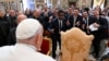 Papa sa komičarima, među kojima su i Kris Rok, Džimi Falon, u Vatikanu (Foto: Handout / VATICAN MEDIA / AFP) / RESTRICTED TO EDITORIAL