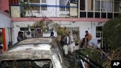 Afganistanci ispred kuće porodice Ahmadi oštećene u američkom udaru dronom u Kabulu, 29. augusta 2021. 
