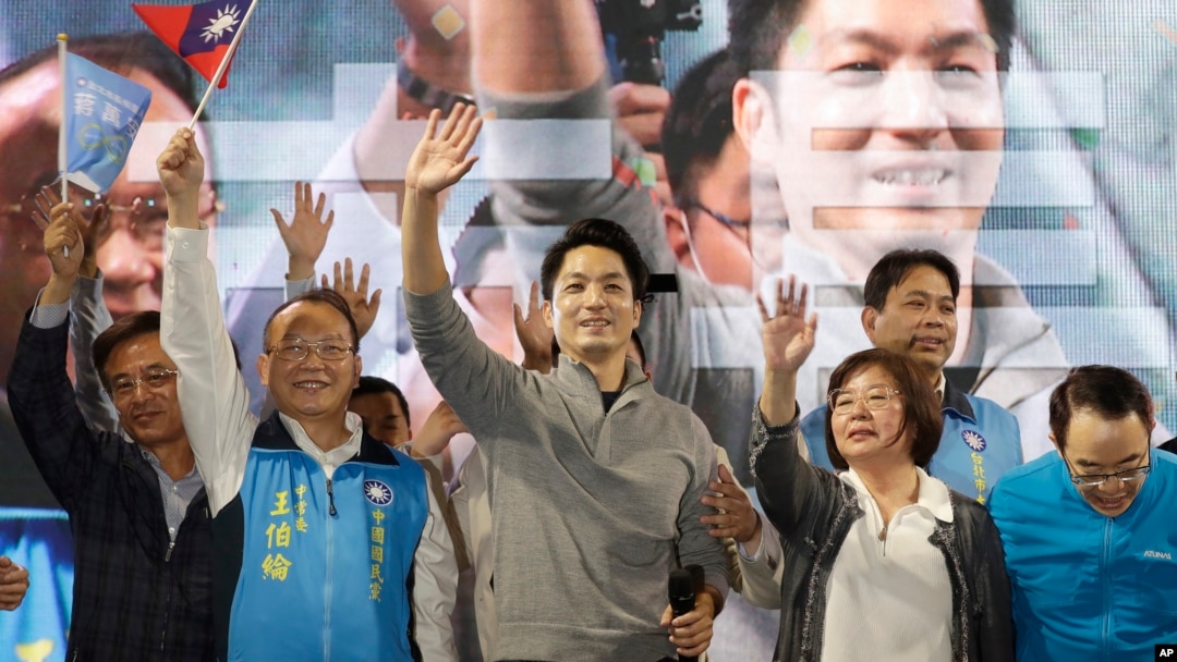 在台灣11月26日舉行的“九合一”選舉中，蔣家第四代曾孫蔣萬安（中）以高票當選台北市長。