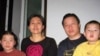 高智晟与妻子和孩子在一起