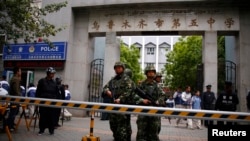 在2014年5月23日乌鲁木齐市发生自杀炸弹袭击后，中国武警在乌鲁木齐第五中学门前站岗（2014年5月23日）