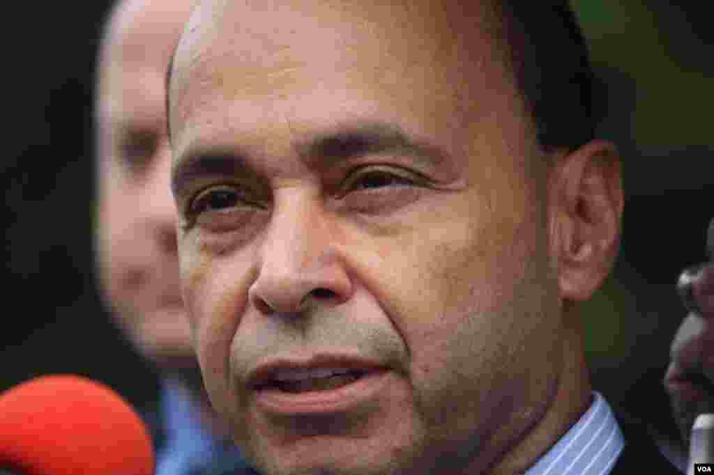 El legislador Gutiérrez también participó en la rueda de prensa posterior a la sesión en el Comité del Congreso que se celebró en la Triangle House.