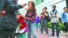 一對母女被誤認為水貨客遭圍罵女童受驚(蘋果日報圖片)