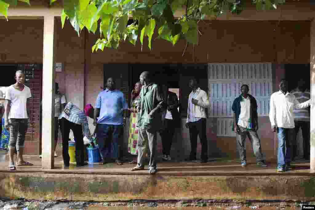 People line up to vote during the second round of presidential elections, Bamako, August 11, 2013.