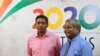 Le président sortant des Seychelles, Danny Faure (à gauche) et le président seychellois nouvellement élu, Wavel Ramkalawan, après les élections présidentielles et législatives qui viennent de se terminer à Victoria, aux Seychelles, le 25 octobre 2020. (Photo AFP/Rassin VANNIER)
