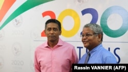 Le président sortant des Seychelles, Danny Faure (à gauche) et le président seychellois nouvellement élu, Wavel Ramkalawan, après les élections présidentielles et législatives qui viennent de se terminer à Victoria, aux Seychelles, le 25 octobre 2020. (Photo AFP/Rassin VANNIER)