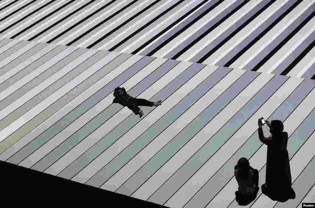 Seorang perempuan memotret anaknya yang berbaring di atas "Pola Uji", karya terakhir seniman Jepang Ryoji Ikeda, dalam pembukaan pameran seniman itu yang menjadi bagian dari Vivid Festival di Sydney. Vivid Sydney, sebuah festival cahaya, musik dan ide-ide kreatif, berlangsung sampai tanggal 10 Juni.