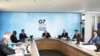 2021 年 6 月 12 日，英国首相鲍里斯·约翰逊（中）和其他七国集团领导人在英国康沃尔举行的峰会上合影。