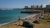 La pareja formada por Juan Peñalver y Victoria Colina descansan en la playa después de que se reabrió por unos días recientemente en La Guaira, Venezuela. el 23 de octubre de 23, 2020.