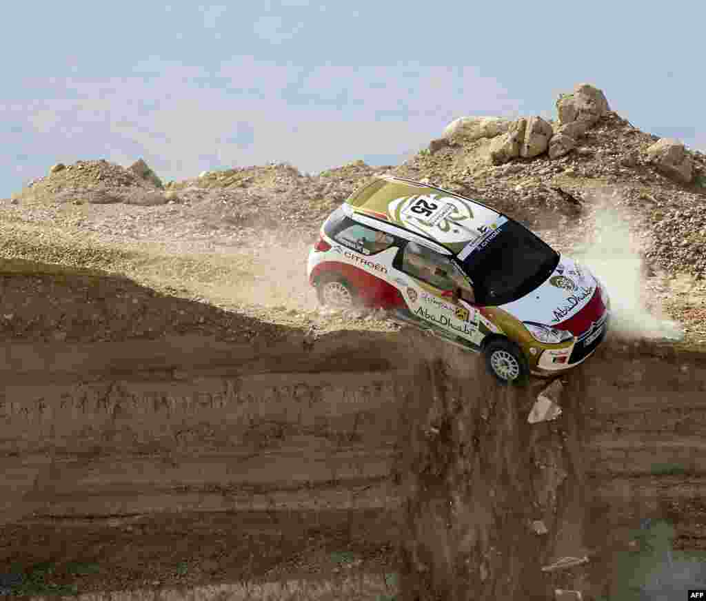 Mobil pembalap Abu Dhabi Mohammed al-Sahlawi dari Emirat dan rekannya dari Irlandia, Allan Harryman, hampir terjatuh dari tebing dalam tahap pertama Rally Jordan, putaran ketiga Kejuaraan Rally Timur Tengah FIA di Sowayma dekat Laut Mati. Kedua pembalap itu lolos tanpa cedera. (Ho/Jordan Rally photo)