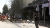 喀布尔市政工人清理自身炸弹爆炸现场。（2017你啊7月24日）