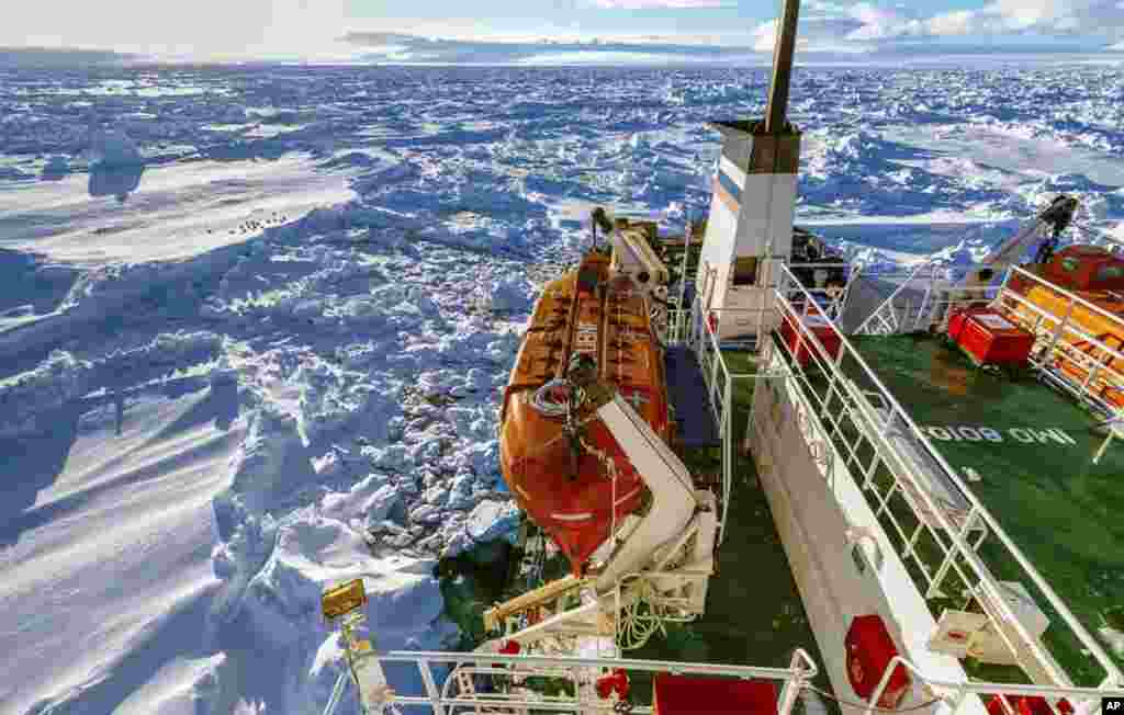 Kapal Rusia MV Akademik Shokalskiy terperangkap di es tebal, di lokasi sejauh 1.500 mil laut dari selatan Hobart, Australia di Antartika Timur (27/12). (AP/Australasian Antarctic Expedition/Footloose Fotography, Andrew Peacock) 