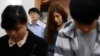 한국에 정착한 탈북자들이 서울의 한 교회에서 한반도의 평화와 통일을 위해 기도하고 있다. (자료사진)
