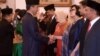 Presiden Joko Widodo memberi ucapan selamat kepada Dr. Sri Mulyani Indrawati sebagai Menteri Keuangan yang baru di Istana Negara Jakarta Rabu 27 Juli 2016 (Foto: Biro Pers Kepresidenan RI). 
