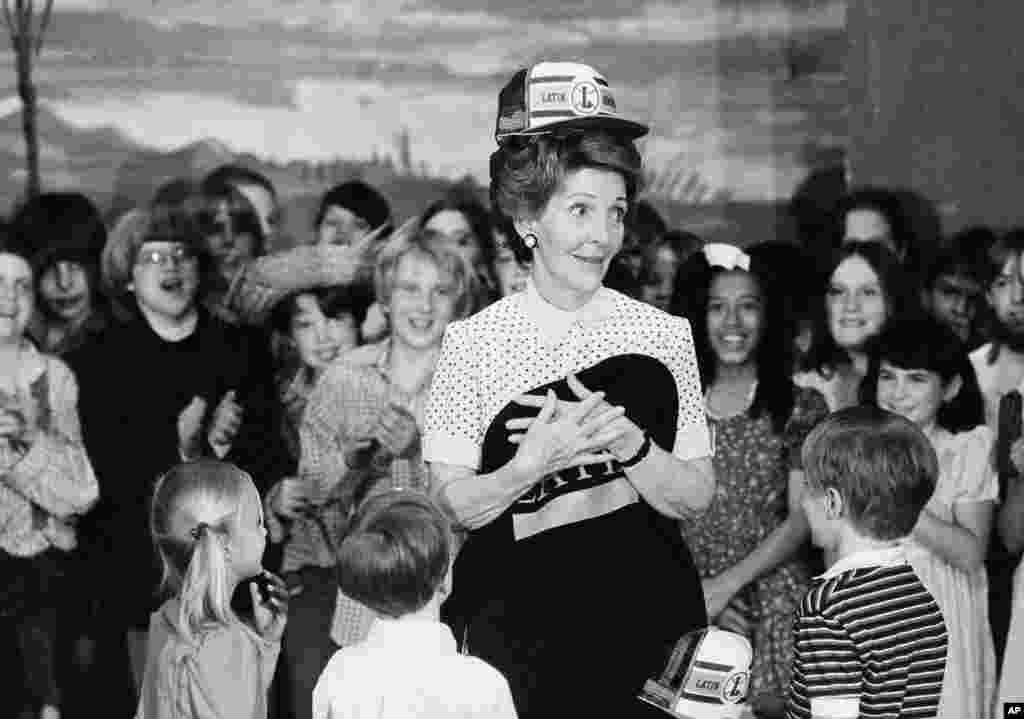 Ibu negara AS Nancy Regan dalam kunjungan ke Latin School di Chicago, 14 Mei 1982.