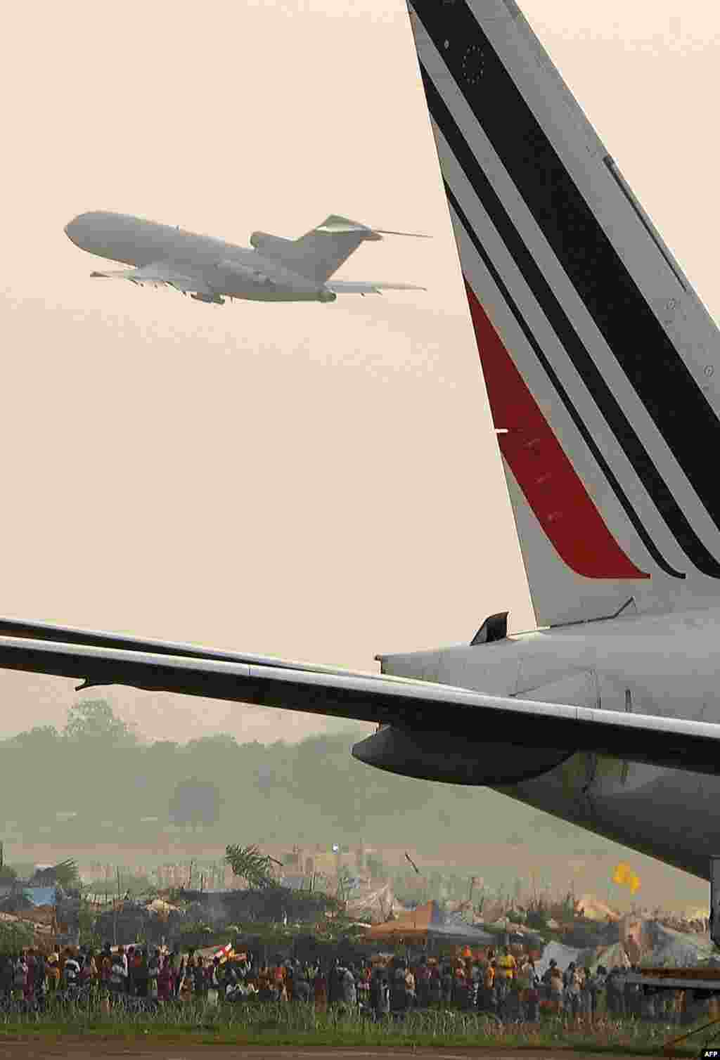 Sebuah pesawat milik maskapai penerbangan Perancis 'Air France' parkir di landasan bandara Bangui, Republik Afrika Tengah.