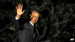 President Barack Obama waves as he walks to Marine One on the South Lawn of the White House in Washington, March 19, 2013. 