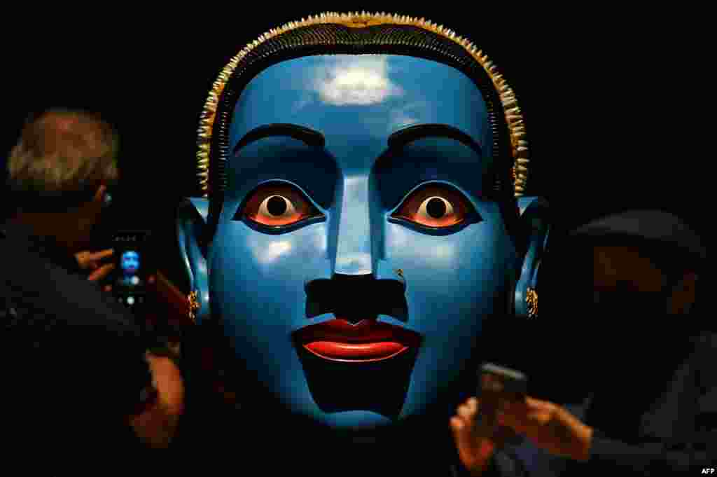 Visitors take pictures with Parvati by Indian sculptor Ravinder Reddy during the Bangkok Art Biennale 2024 at National Museum Bangkok.