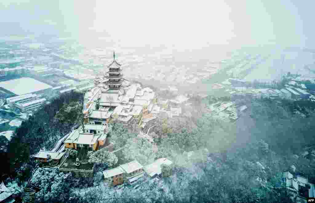 2018年1月25日,中国东部江苏省南通市南郊降雪后的狼山鸟瞰图。狼山是江苏省省级风景名胜区,国家AAAA级旅游区。